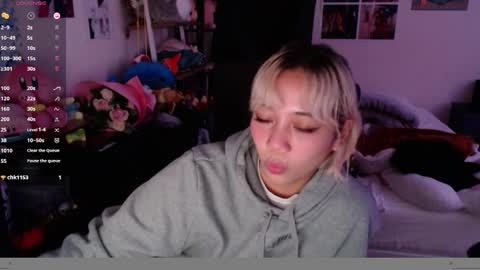 Snapshot of amateuroras chatting on 02/03/25, 08:02 leash online show from 02/03/25, 08:02