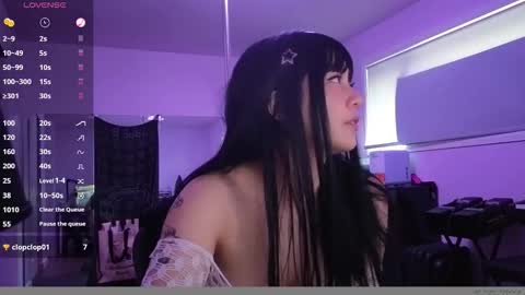 Snapshot of amateuroras chatting on 03/25/26, 01:22 leash online show from 03/25/26, 01:22