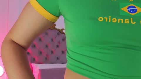 Snapshot of ambar_adamss chatting on 11/23/25, 11:10 Sara online show from 11/23/25, 11:10