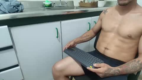 Snapshot of ambar_mds chatting on 11/14/25, 03:11 Sebas online show from 11/14/25, 03:11