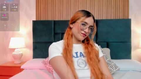 Snapshot of amber_kiss_ chatting on 09/25/25, 06:44 Emily online show from 09/25/25, 06:44