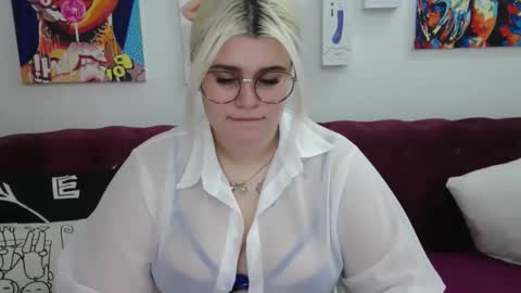 Snapshot of ambermonro chatting on 09/23/25, 03:09 Amber online show from 09/23/25, 03:09