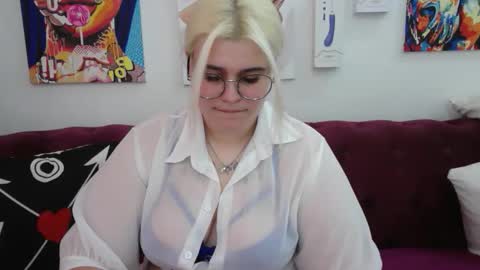 Snapshot of ambermonro chatting on 09/30/25, 03:44 Amber online show from 09/30/25, 03:44