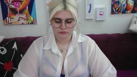 Snapshot of ambermonro chatting on 10/10/25, 01:59 Amber online show from 10/10/25, 01:59