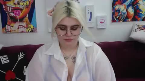 Snapshot of ambermonro chatting on 10/13/25, 01:49 Amber online show from 10/13/25, 01:49