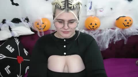 Snapshot of ambermonro chatting on 10/21/25, 02:12 Amber online show from 10/21/25, 02:12