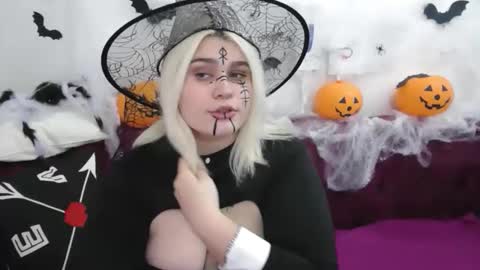 Snapshot of ambermonro chatting on 10/23/25, 02:11 Amber online show from 10/23/25, 02:11