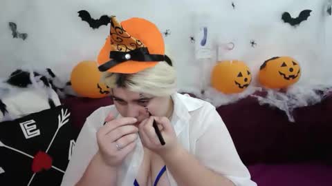 Snapshot of ambermonro chatting on 10/30/25, 04:03 Amber online show from 10/30/25, 04:03