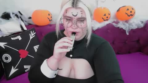 Snapshot of ambermonro chatting on 10/31/25, 05:08 Amber online show from 10/31/25, 05:08