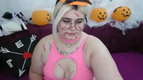 Snapshot of ambermonro chatting on 10/31/25, 05:25 Amber online show from 10/31/25, 05:25