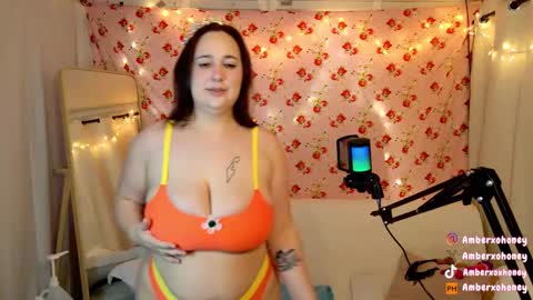 Snapshot of amberxoxhoney chatting on 01/05/25, 11:01 Amber Honey  online show from 01/05/25, 11:01
