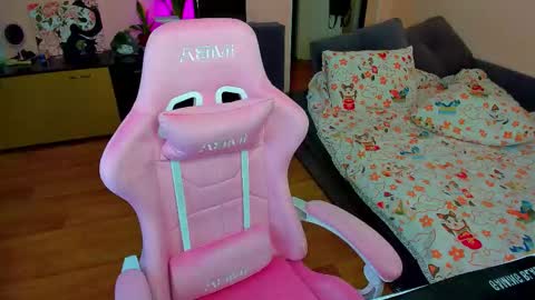 Snapshot of ameli_moon chatting on 11/04/25, 02:16 Eileen online show from 11/04/25, 02:16