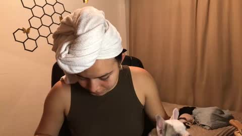 Amelia online show from 09/18/25, 12:07