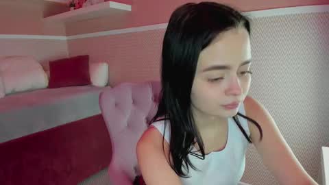 Snapshot of ameliaa_sweetie chatting on 12/17/24, 12:00 Linda online show from 12/17/24, 12:00
