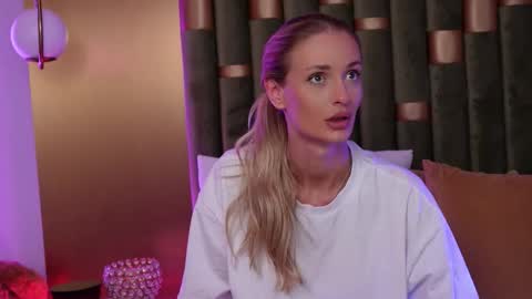 Snapshot of ameliaangell chatting on 10/01/25, 11:27 Amelia online show from 10/01/25, 11:27