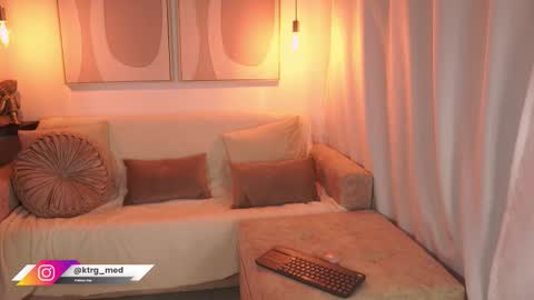 Snapshot of amelie_gonzalez chatting on 11/24/25, 08:30 online show from 11/24/25, 08:30