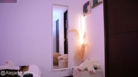 Snapshot of amelie_leigh chatting on 04/13/26, 11:32 Alejandra online show from 04/13/26, 11:32