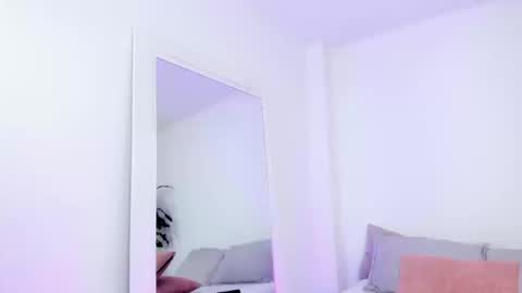 Amelie  online show from 09/19/25, 09:48