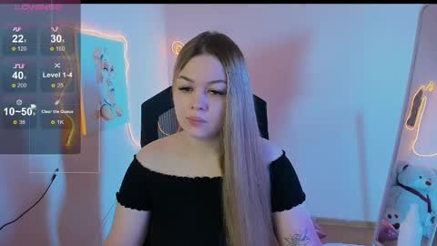 Snapshot of ameliepeach chatting on 04/24/26, 02:03 Amelie online show from 04/24/26, 02:03