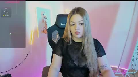 Snapshot of ameliepeach chatting on 04/29/26, 01:21 Amelie online show from 04/29/26, 01:21