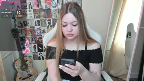 Snapshot of ameliepeach chatting on 05/13/26, 02:20 Amelie online show from 05/13/26, 02:20
