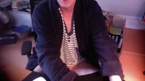 Snapshot of amor2200 chatting on 10/04/25, 09:07 Amor2200 online show from 10/04/25, 09:07