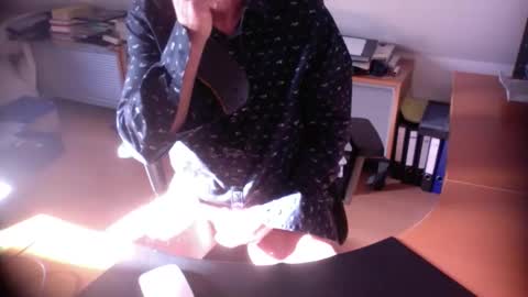 Snapshot of amor2200 chatting on 11/05/25, 11:10 Amor2200 online show from 11/05/25, 11:10