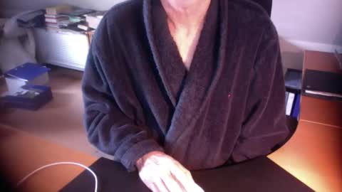 Snapshot of amor2200 chatting on 11/11/25, 08:14 Amor2200 online show from 11/11/25, 08:14