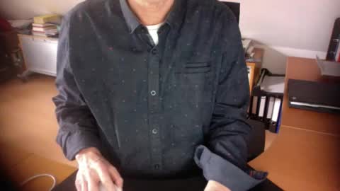 Snapshot of amor2200 chatting on 11/21/25, 12:15 Amor2200 online show from 11/21/25, 12:15