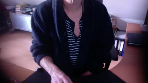 Snapshot of amor2200 chatting on 11/22/25, 10:47 Amor2200 online show from 11/22/25, 10:47