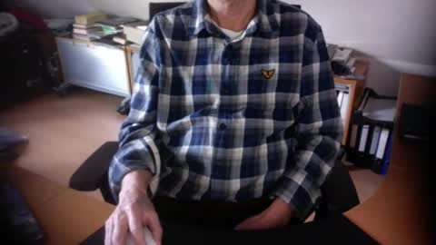 Snapshot of amor2200 chatting on 11/24/25, 08:25 Amor2200 online show from 11/24/25, 08:25