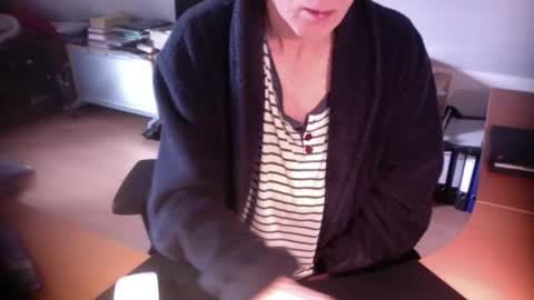 Snapshot of amor2200 chatting on 11/25/25, 08:58 Amor2200 online show from 11/25/25, 08:58