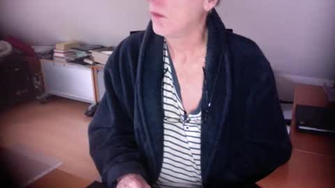 Snapshot of amor2200 chatting on 11/28/25, 10:18 Amor2200 online show from 11/28/25, 10:18