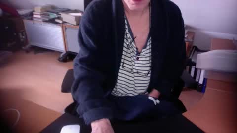 Snapshot of amor2200 chatting on 11/30/25, 12:20 Amor2200 online show from 11/30/25, 12:20