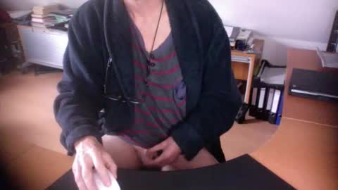 Snapshot of amor2200 chatting on 12/05/25, 10:57 Amor2200 online show from 12/05/25, 10:57