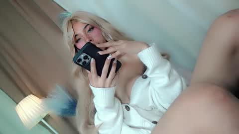 Snapshot of amor_pleasure chatting on 12/23/25, 01:03 Belle Tylor online show from 12/23/25, 01:03