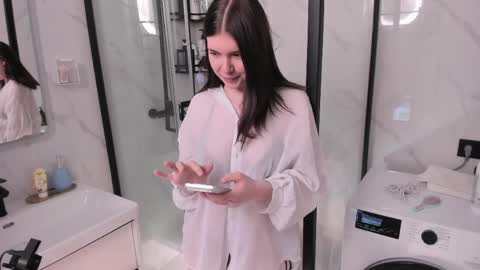 Snapshot of amourdemavie_ chatting on 03/26/26, 01:28 Ada online show from 03/26/26, 01:28