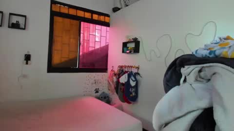 Snapshot of amy_and_eloise chatting on 10/04/25, 04:16 AmyEloise online show from 10/04/25, 04:16