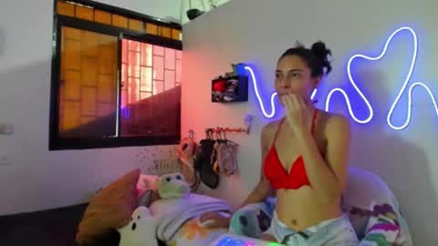 Snapshot of amy_and_eloise chatting on 10/19/25, 03:23 AmyEloise online show from 10/19/25, 03:23