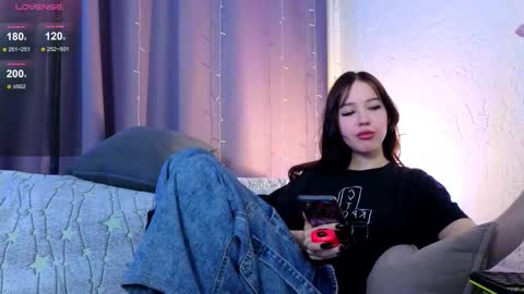 Snapshot of amy_cumming chatting on 09/13/25, 10:42 amy_cumming online show from 09/13/25, 10:42