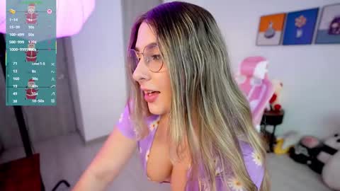 Snapshot of amy_ross1 chatting on 11/30/25, 04:44 Daniela M online show from 11/30/25, 04:44