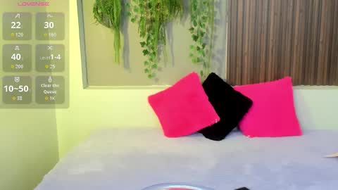 Snapshot of amybarton chatting on 10/12/25, 04:06 My name is AMY... Nice to meet you  thumb up me please its important online show from 10/12/25, 04:06