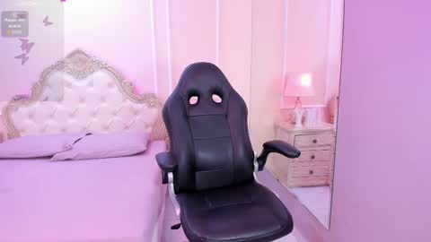 Snapshot of amyblackwood chatting on 10/06/25, 07:33 Amy online show from 10/06/25, 07:33