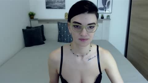 Snapshot of amylexy chatting on 01/22/25, 09:35 Hi there guys  My pleasure in your hands  pvt is open online show from 01/22/25, 09:35