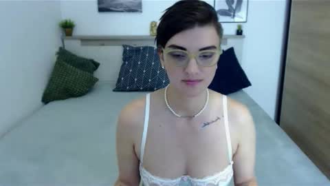 Snapshot of amylexy chatting on 09/29/25, 04:01 Hi there guys  My pleasure in your hands  pvt is open online show from 09/29/25, 04:01