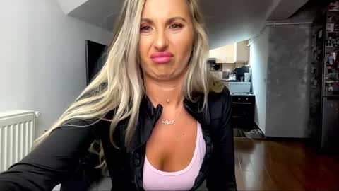 Snapshot of amyroberta92 chatting on 03/11/25, 10:07 amyroberta92 online show from 03/11/25, 10:07