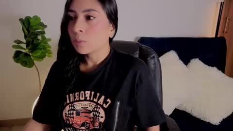 Snapshot of amyross1 chatting on 11/18/25, 06:18 Aleja online show from 11/18/25, 06:18