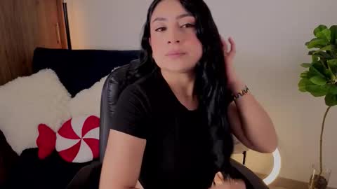 Snapshot of amyross1 chatting on 12/16/25, 12:10 Aleja online show from 12/16/25, 12:10