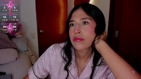 Snapshot of ana_m_ chatting on 06/17/26, 09:23 Ana online show from 06/17/26, 09:23