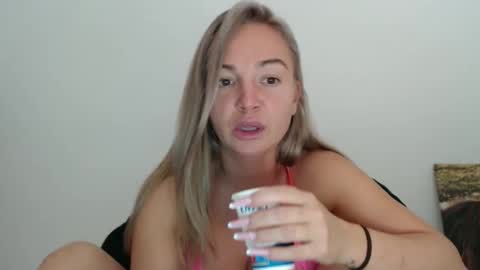 Snapshot of anabeatrice29 chatting on 10/26/25, 07:42 Ana online show from 10/26/25, 07:42